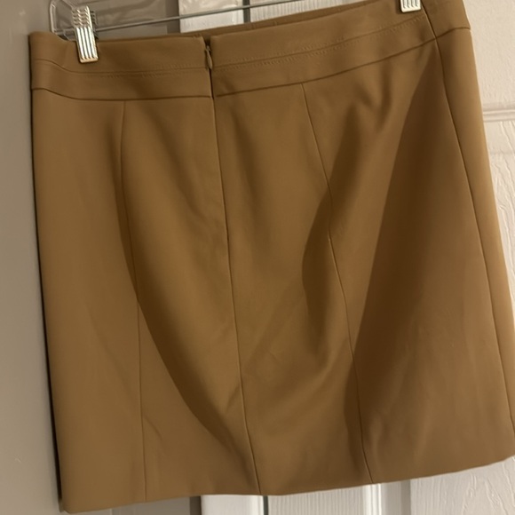 NWT Express dark khaki/tan mini skirt, back zip, machine washable size 6 - Picture 3 of 5
